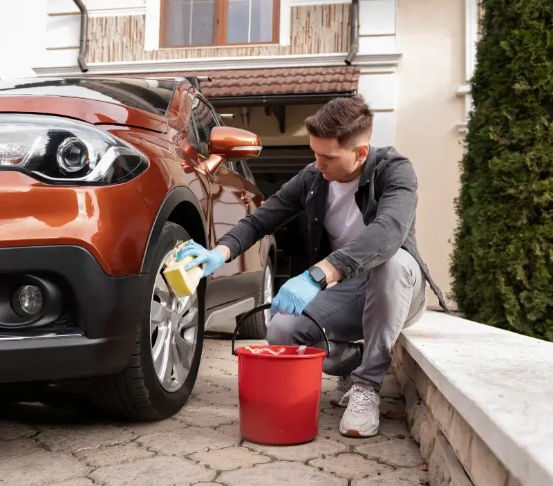 Lavage auto à domicile La Chapelle-Fleurigné : professionnel intervenant sur un véhicule